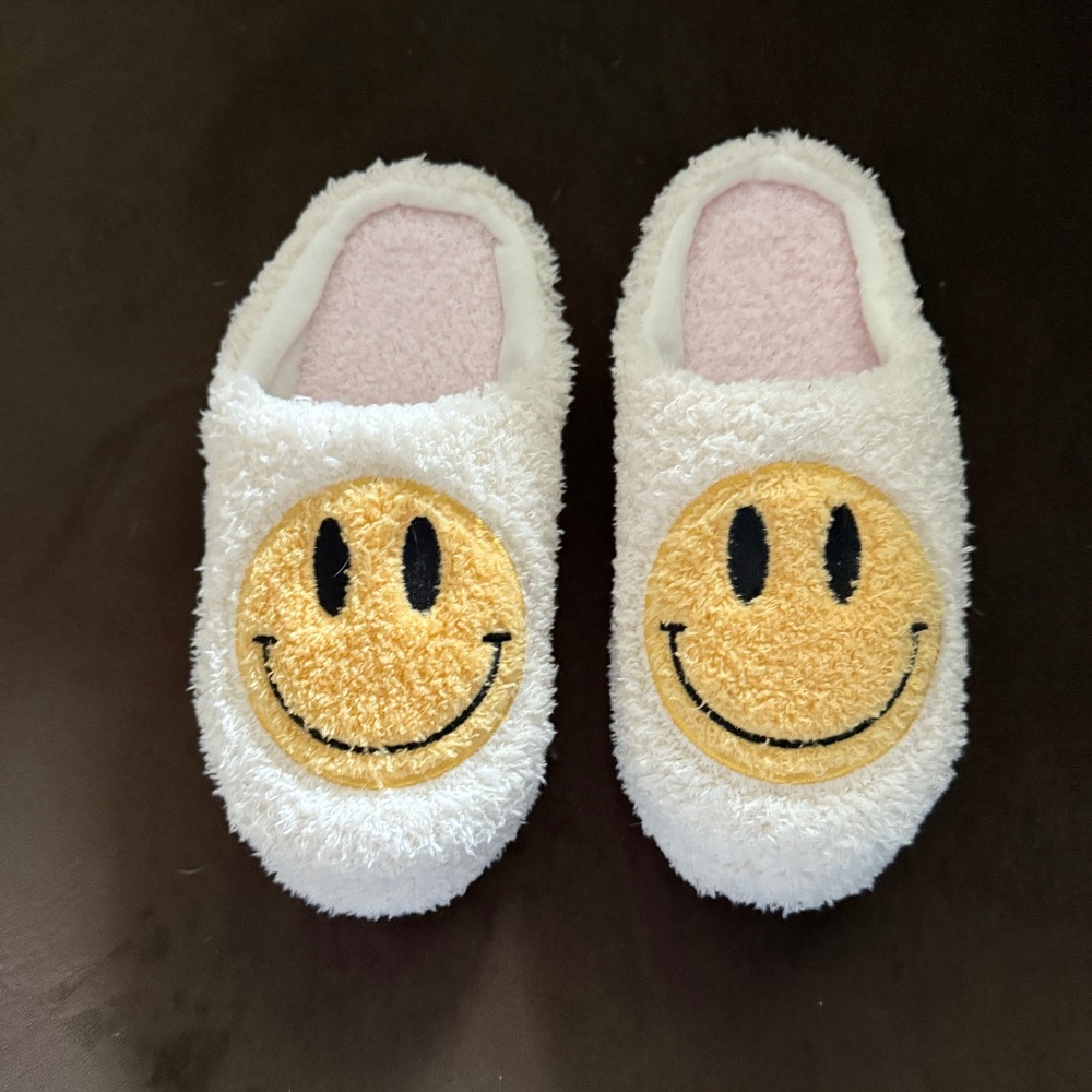Smiley Face  Medium White and Yellow Plush Slippers Sz M NWOT